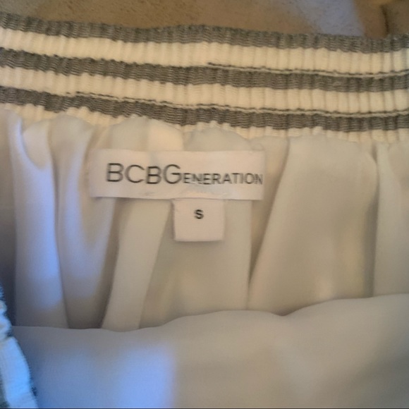 BCBG cutesy skirt white w/charcoal stripes Sz 2 - Picture 3 of 3